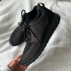 All Black Womens Nike Roche Athletic Sneaker, size 9